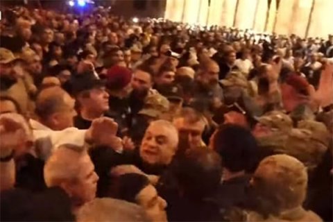 Ermənistanda etirazçılarla polis arasında qarşıdurma yarandı