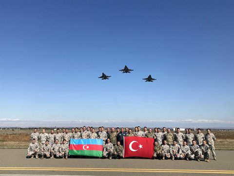 F-16 təyyarələri Azərbaycana gəldi