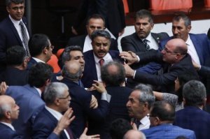 Türkiyə parlamentində yenə dava düşdü