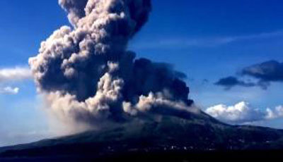 Vulkan püskürdü: 15 min adam evakuasiya edildi