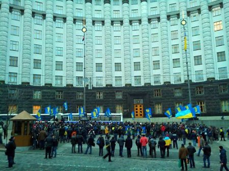   Kiyevdə Nazirlər Kabinetinin binası mühasirəyə alınıb