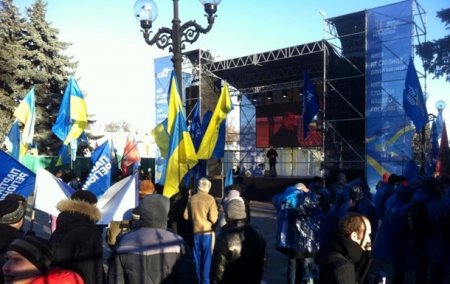 Yanukoviçin tərəfdarları parlament qarşısında çadırlar qurdular