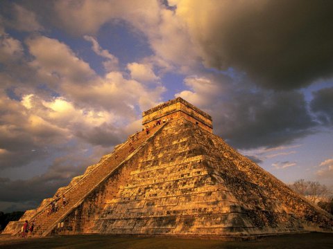 Meksikada mayalıların yaşı 2 min ildən çox olan mərasim mərkəzi tapılıb