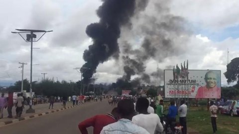 Nigeriyada benzindaşıyan maşının partlaması nəticəsində 30 nəfər ölüb