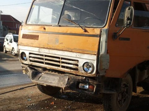 Sabirabadda iki "KamAZ" toqquşdu, sürücülərdən biri öldü