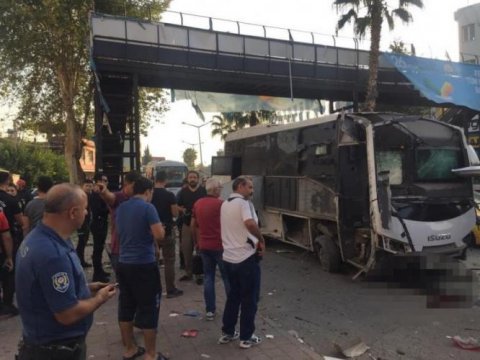 Adanada polisləri daşıyan avtobus partladı