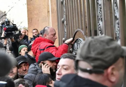 ABŞ və Aİ Tbilisidəki etirazçıları dəstəklədi