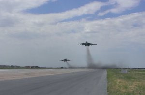 Azərbaycan Hərbi Hava Qüvvələri döyüş atışlı taktiki-uçuş təlimləri keçirib - VİDEO