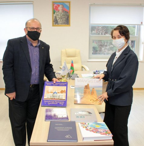 Qazaxıstan Respublikası səfirliyinin I katibi AMEA Mərkəzi Elmi Kitabxanasını ziyarət edib