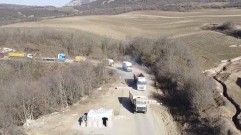 Sülhməramlılar Şuşaya gedən avtomobil karvanını müşayiət etdi - VİDEO