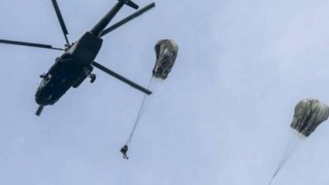 Helikopterdən tullanan əsgərin paraşütü açılmadı - ANBAAN VİDEO