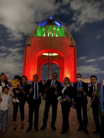 Meksika paytaxtı Azərbaycan bayrağının rənglərinə bürünüb