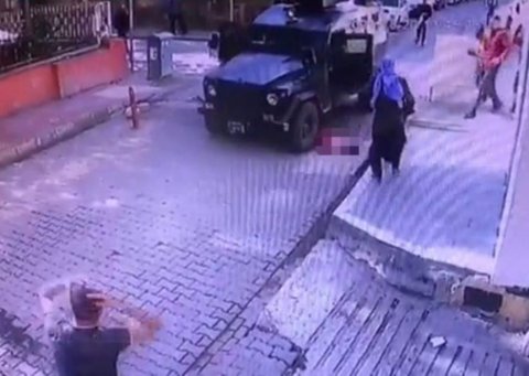 Zirehli polis maşını 5 yaşlı qızı vurdu - VİDEO