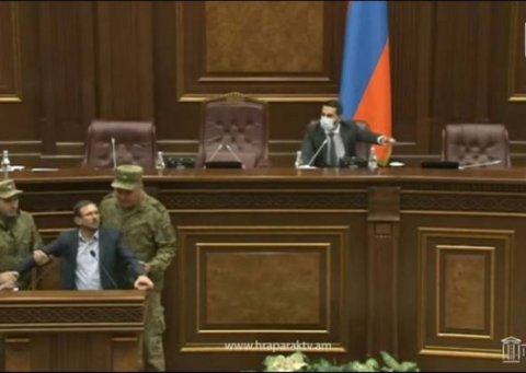 Erməni deputat parlamentdən zorla çıxarıldı - VİDEO