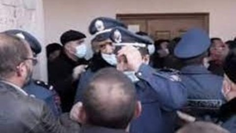 Polislərlə sakinlər arasında DAVA - VİDEO