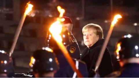 Angela Merkel vida etdi - VİDEO