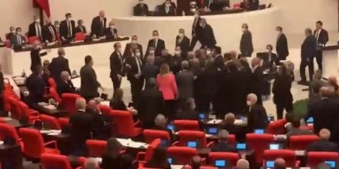 Türkiyə parlamentində qarşıdurma - VİDEO