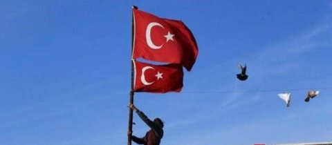 Naməlum qadın türk bayrağını endirmək istədi – VİDEO