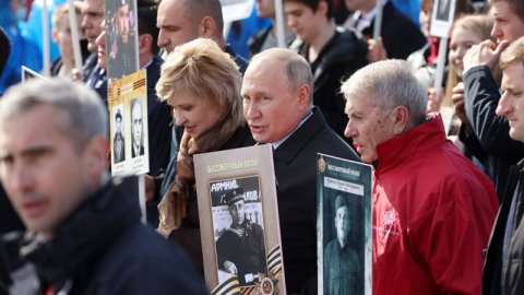 Putin  yürüşə atasının portreti ilə qatıldı