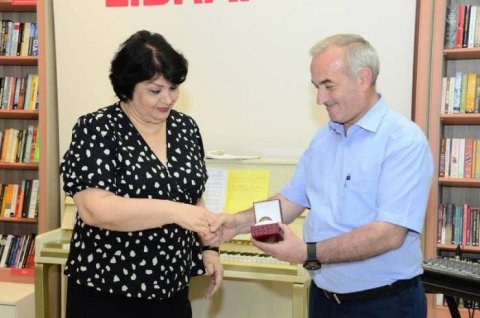 "Vaqif Səmədoğlu" medalı həyat yoldaşına tədim edildi