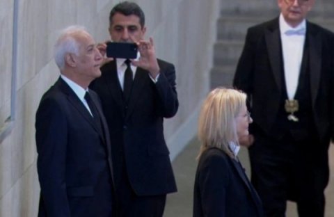 Ermənistan prezidenti kraliçanın dəfnində qaydaları pozdu