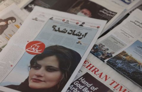 İranda hicaba görə saxlanılan qızın ölümü etirazlara səbəb oldu