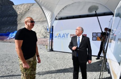 Prezident Kəlbəcər-Laçın yolunda yeni inşa edilən tunellə tanış oldu