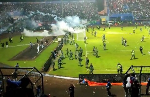 Futbol matçında iğtişaş: Ölü sayı 174-ə çatdı
