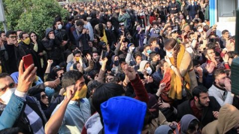 İran əhalisi aksiyaya davam edir