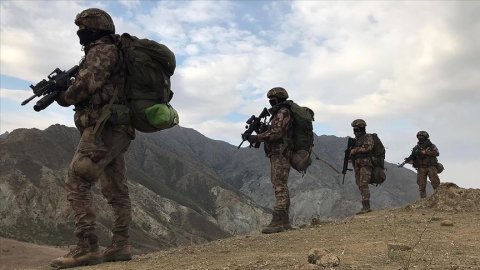 Türkiyə Ağrı dağında modul tipli hərbi baza tikir
