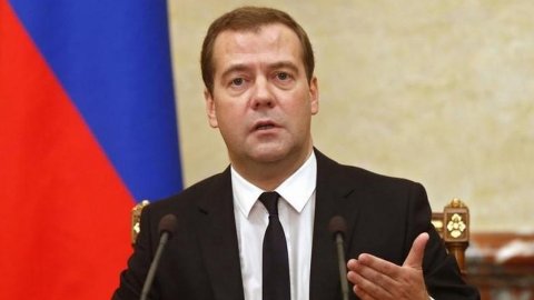 Zelenski tamamilə Qərbin dəstəyindən asılıdır - Medvedev