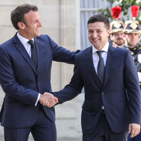 Fransa prezidenti Zelenskini təltif etdi