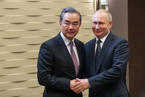 Putin Çinin baş diplomatıyla bir sıra məsələləri müzakirə etdi