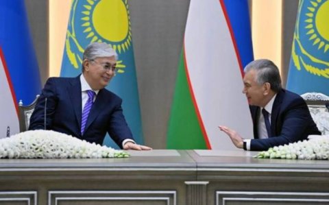 Özbəkistan prezidenti qazaxıstanlı həmkarı danışıqlar aparıb