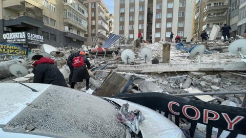 Türkiyədə bina çökdü - İnsanlar dağıntılar altında qaldı