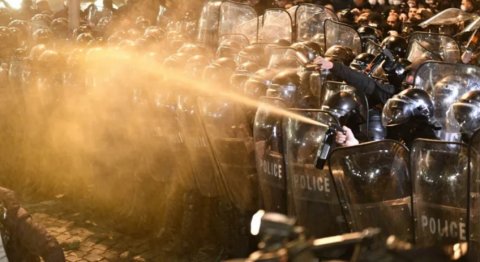 Gürcüstan parlamentinin qarşısını etirazçılar bürüdü
