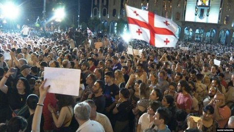 Gürcü etirazazçılar hökümətin istefasını irəli sürüb