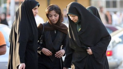 İran hicabsız tələbələri təhsildən kənarlaşdıracaq
