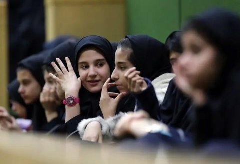İranda məktəbli qızlar kütləvi şəkildə zəhərləndi