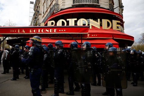 Fransada etirazçılar prezidentin sevimli kafesini yandırdı