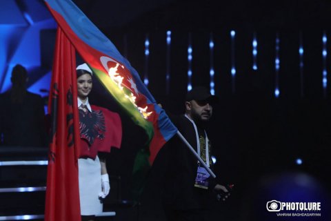 Erməni deputat Azərbaycan bayrağının yandırılmasına görə üzr istədi