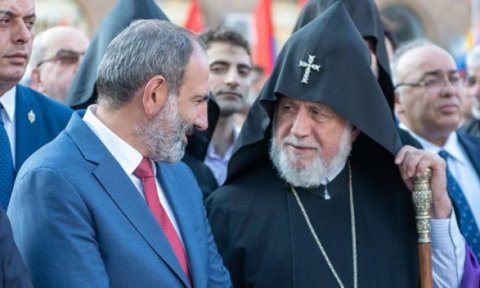Erməni katolikosu Paşinyanın istefasının müddətsiz olduğunu qeyd etdi