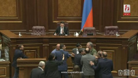 Erməni parlamentinin üzvləri arasında dava baş verdi