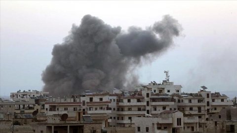 Suriyanın İdlib şəhəri bombalandı