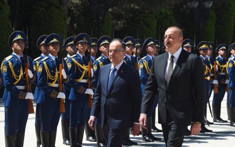 Prezident alban həmkarını qarşıladı