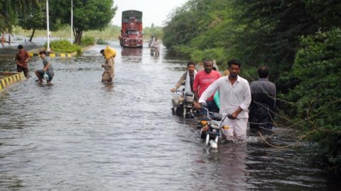Pakistanda hökm sürən güclü yağışlar 80 nəfərin ölümünə səbəb olub