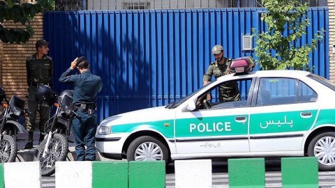 İranda polis əməkdaşları öldürüldü