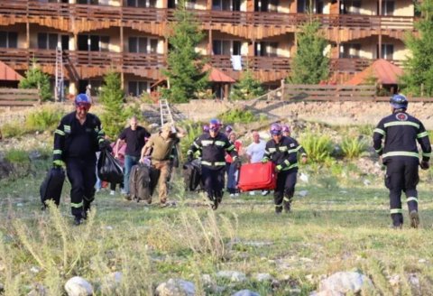 Gürcüstanda torpaq sürüşməsi insanların ölümünə səbəb oldu