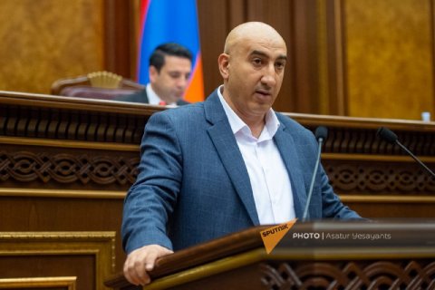 Yeni seçilmiş erməni deputat and içdi
