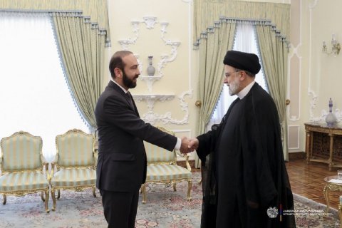 Mirzoyan İran prezidentiylə Tehranda görüşdü